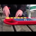 Tocando dubstep num teclado de crian&ccedil;a