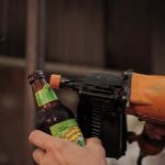 Abrindo uma cerveja de forma descontraída (2)