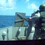 Demonstra&ccedil;&atilde;o de uma metralhadora da Marinha