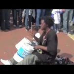 Pai e filho tocando bateria em performance de rua