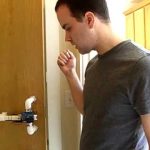 Abrindo a porta com uma batida secreta