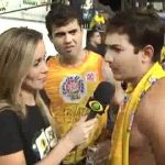 Rep&oacute;rter da Band beija entrevistado no Carnatal
