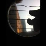 Vibra&ccedil;&otilde;es das cordas de um viol&atilde;o visto por dentro