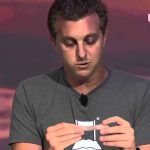 Luciano Huck apertando um baseado