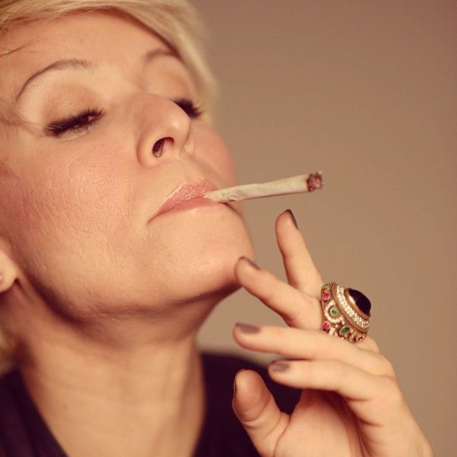 Patrícia Marx aparece fumando maconha
