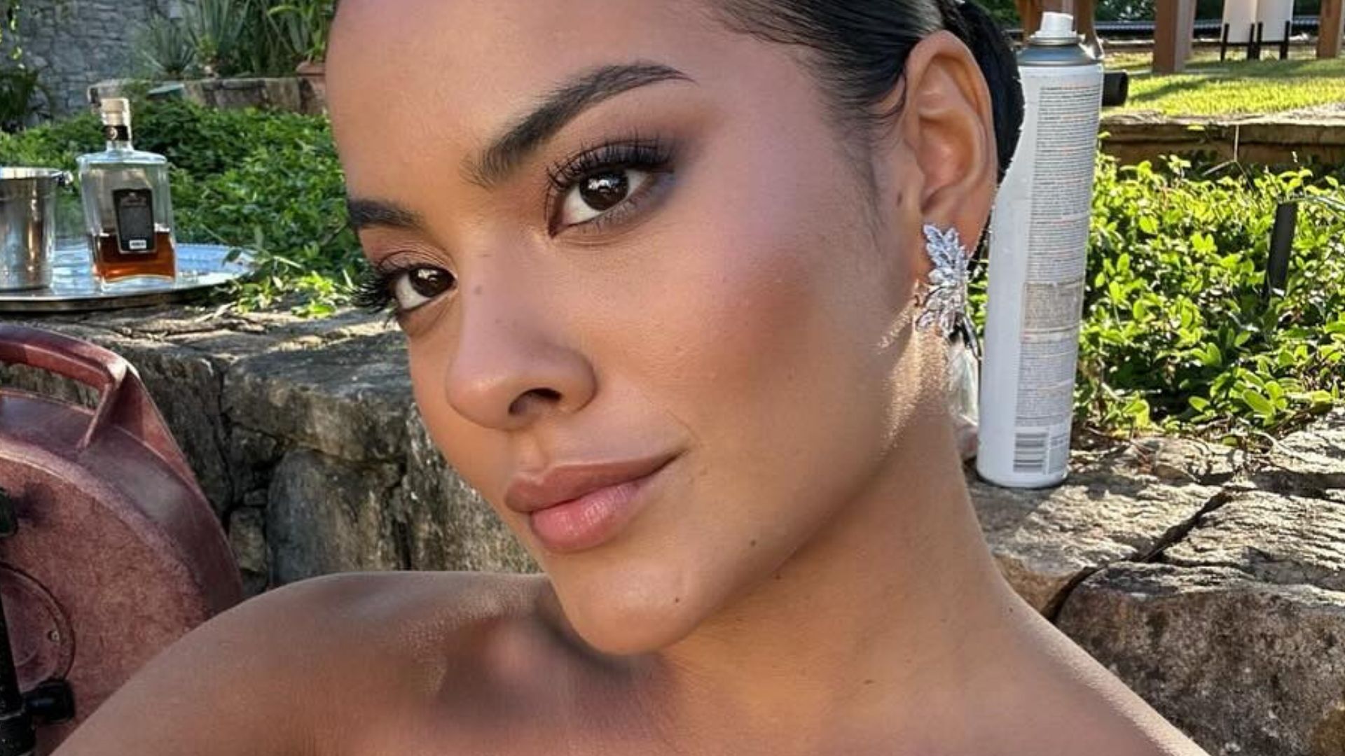 Bella Campos e o vestido acetinado que metade da internet chamou de camisola