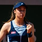 Tenista tropeça em placa de publicidade e abandona Roland Garros