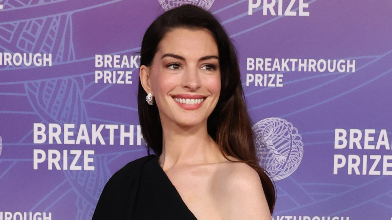 Anne Hathaway ficou legalmente cega de um olho por 10 anos