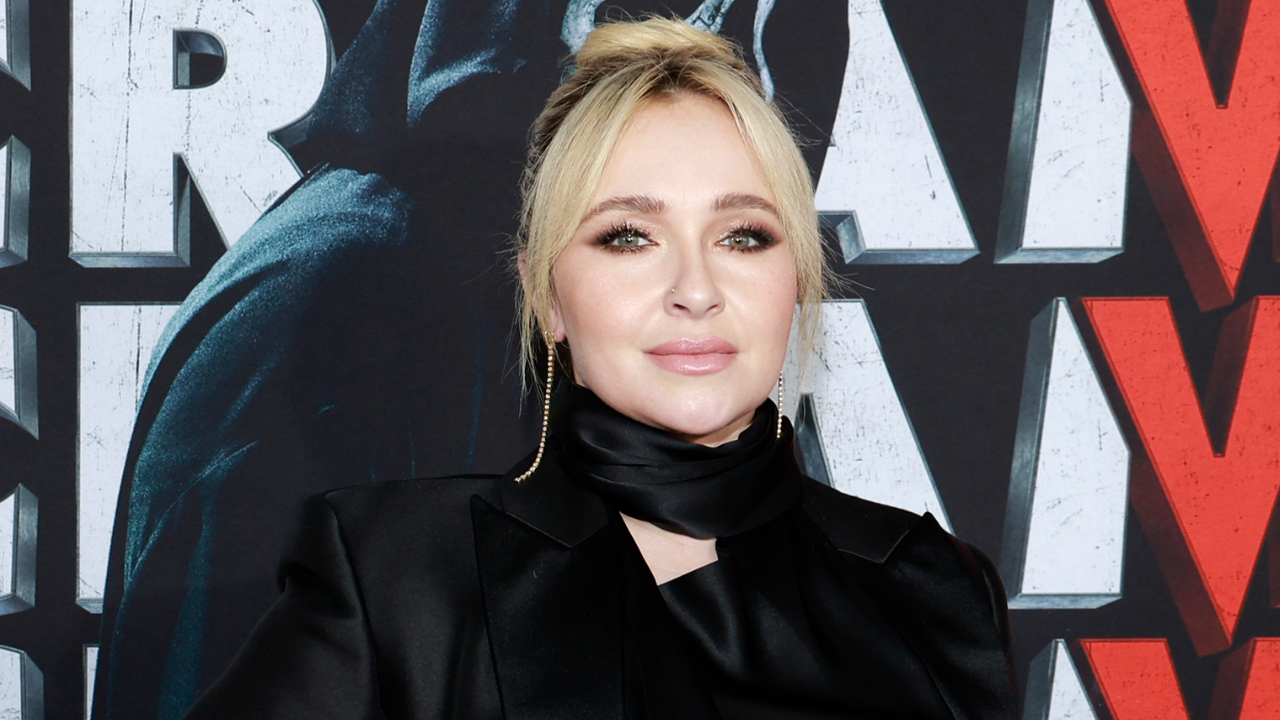 Hayden Panettiere expõe vencedor do Oscar que se exibiu em festa