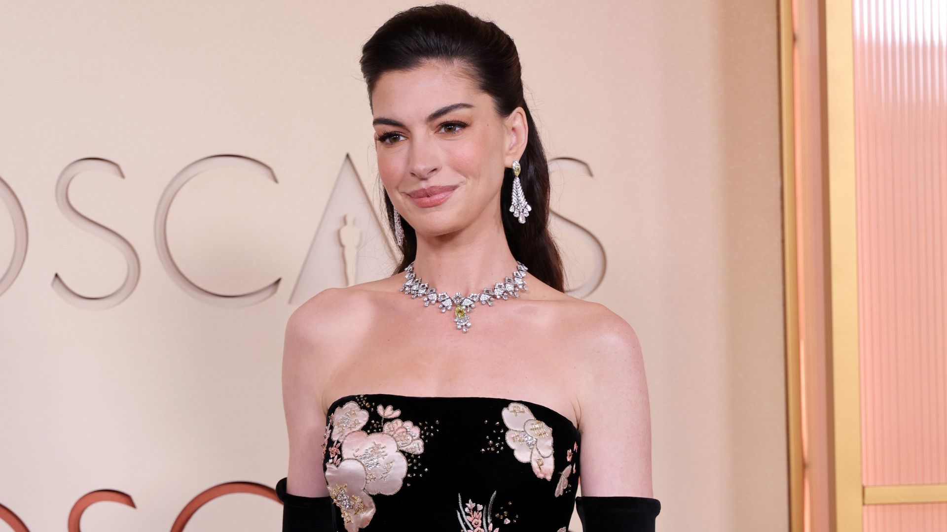 Anne Hathaway responde aos boatos de plástica após vídeo viral