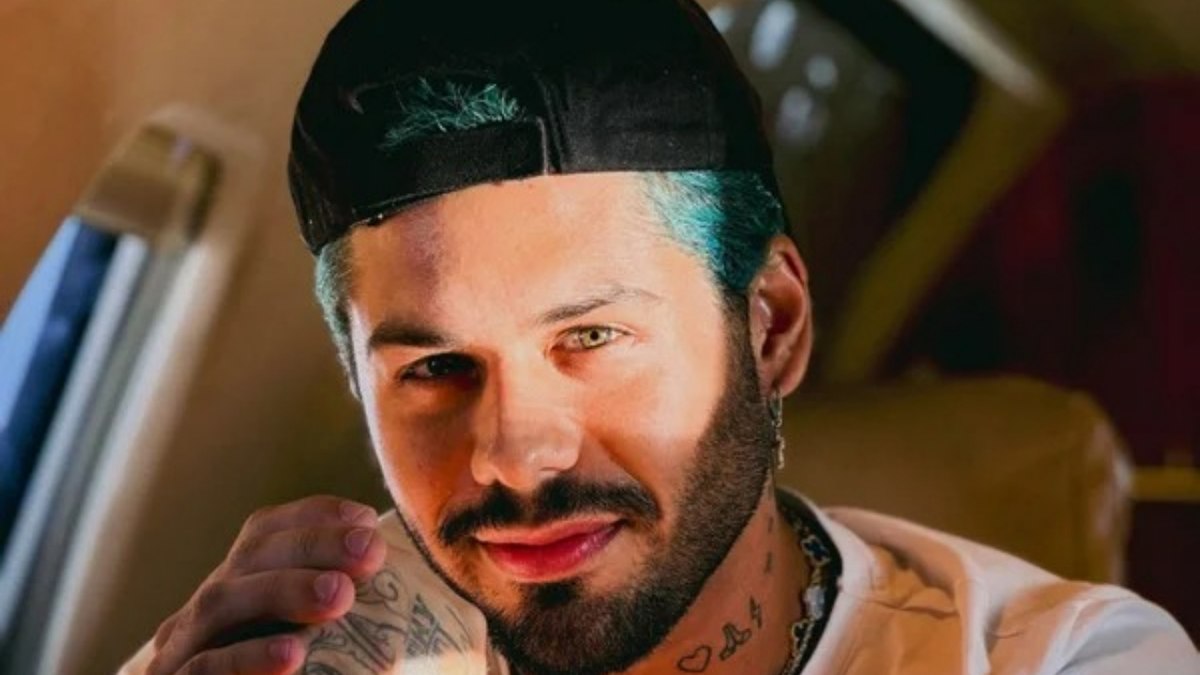 Zé Felipe flagrado colado com morena em balada no Espírito Santo
