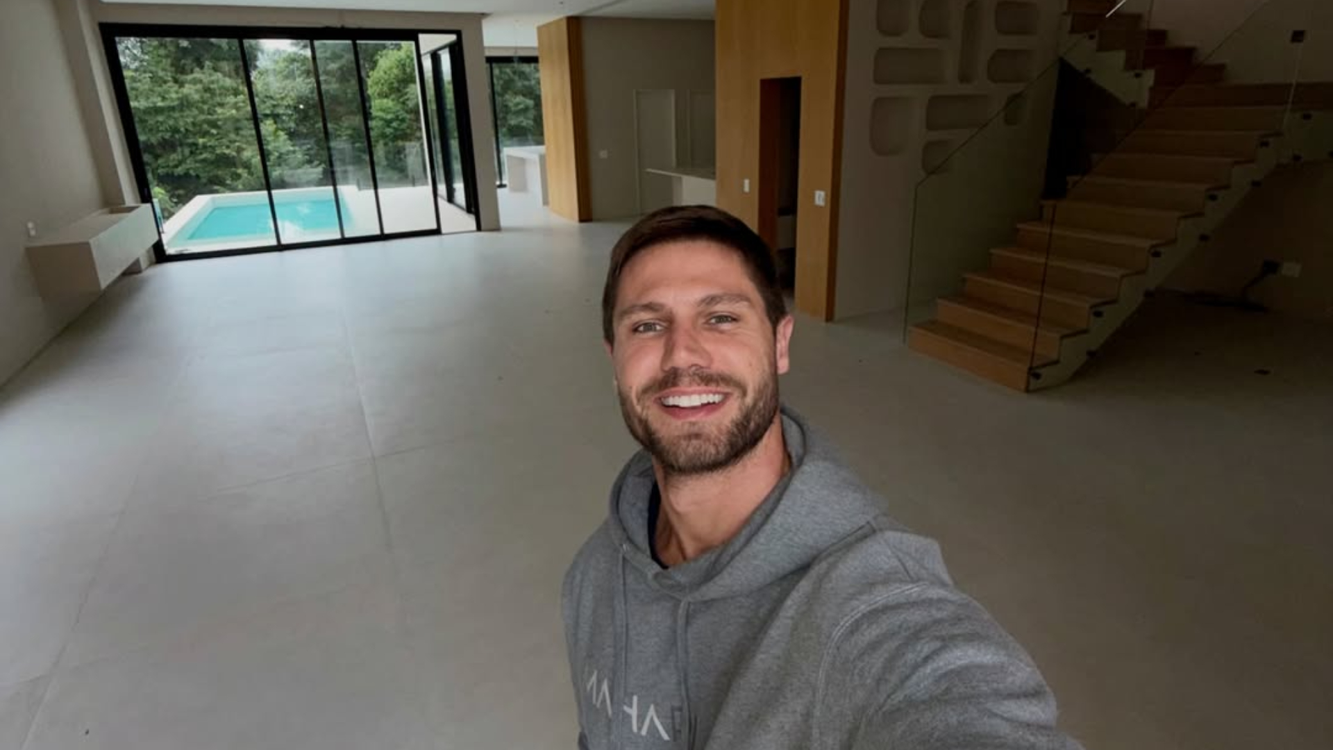 Jonas Sulzbach finalmente mostra a mansão que levou 4 anos pra ficar pronta