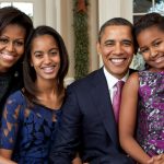 Filhas Obama reunidas em Chicago surpreendem em cerimônia que web não esperava