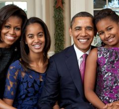 Filhas Obama reunidas em Chicago surpreendem em cerimônia que web não esperava