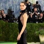 Cara Delevingne revela como noites com amigas hétero a fizeram se descobrir lésbica