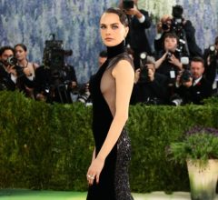 Cara Delevingne revela como noites com amigas hétero a fizeram se descobrir lésbica