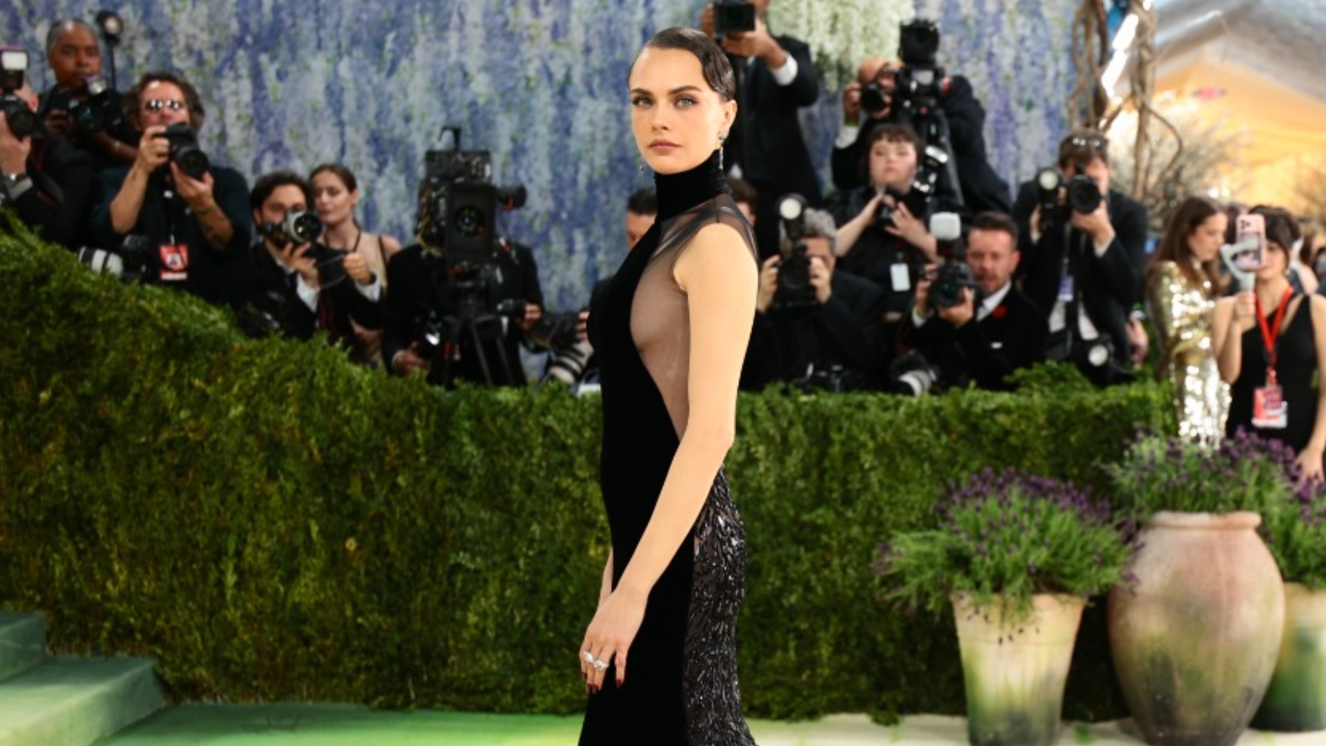 Cara Delevingne revela como noites com amigas hétero a fizeram se descobrir lésbica
