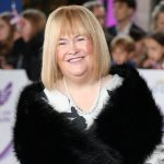 Susan Boyle quebra silêncio sobre rumores de noivado: "Não estou noiva"