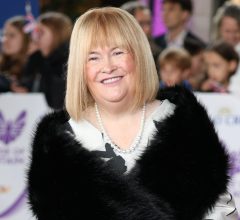 Susan Boyle quebra silêncio sobre rumores de noivado: "Não estou noiva"