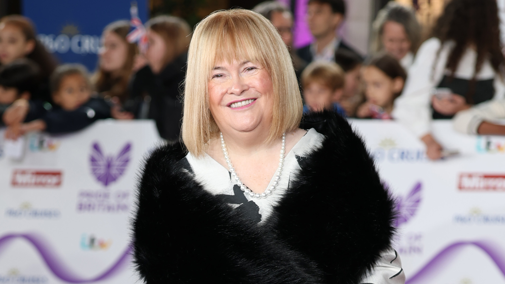 Susan Boyle quebra silêncio sobre rumores de noivado: "Não estou noiva"