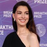 Anne Hathaway estava grávida e ninguém viu durante a turnê de "O Diabo Veste Prada 2"