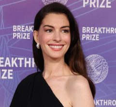Anne Hathaway estava grávida e ninguém viu durante a turnê de "O Diabo Veste Prada 2"