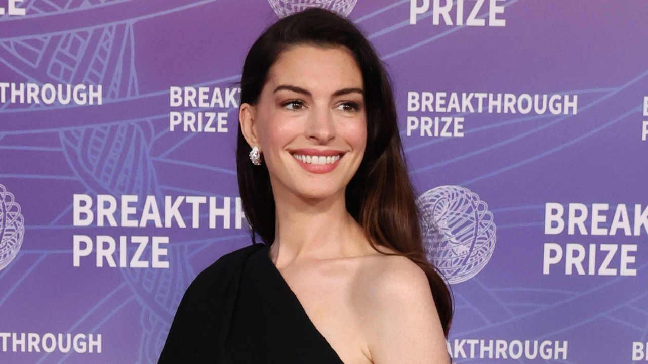 Anne Hathaway estava grávida e ninguém viu durante a turnê de "O Diabo Veste Prada 2"