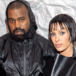 Bianca Censori detona em body dourado cavado na Suíça ao lado de Kanye