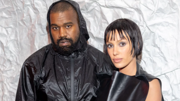 Bianca Censori detona em body dourado cavado na Suíça ao lado de Kanye