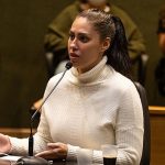 Monique muda o relato e aponta Jairinho pela primeira vez