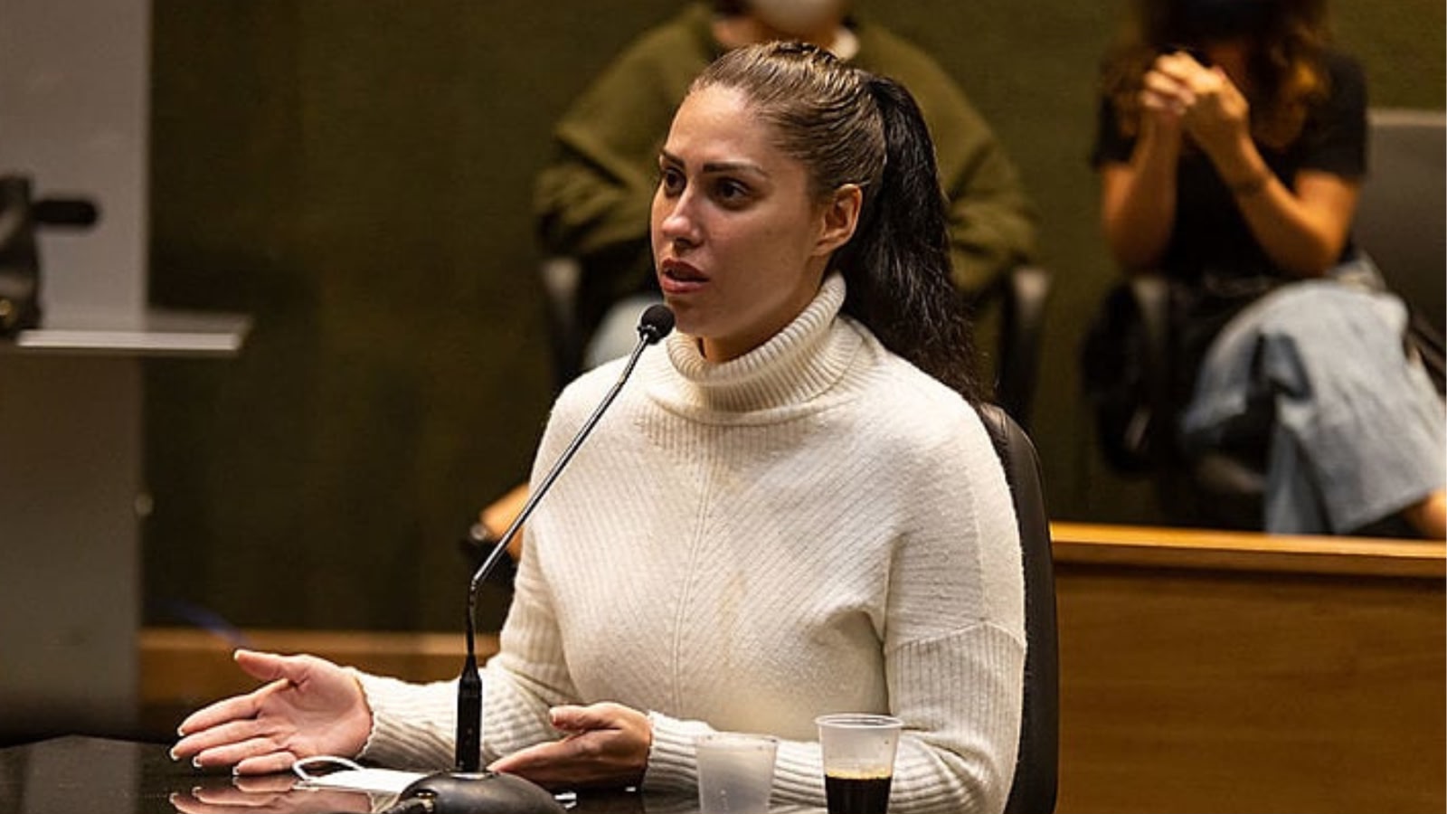 Monique muda o relato e aponta Jairinho pela primeira vez