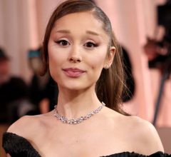 Ariana Grande chora no palco em Los Angeles e desabafa: "Avassalador"