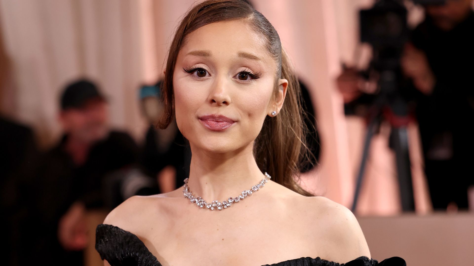 Ariana Grande chora no palco em Los Angeles e desabafa: "Avassalador"