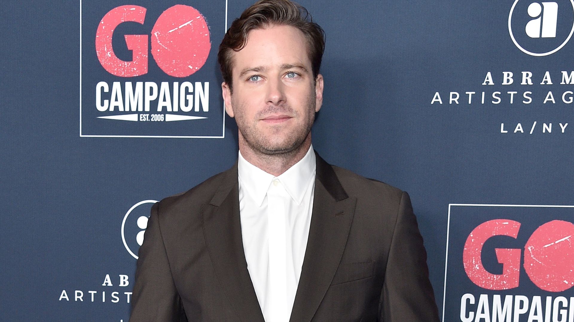 Armie Hammer volta ao cinema depois de 5 anos e chora: "Eu criei esses problemas"