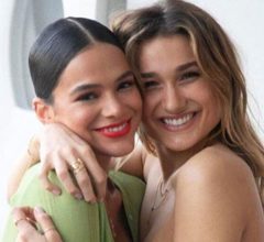 Bruna Marquezine e Sasha Meneghel tatuam juntas e selam amizade na pele