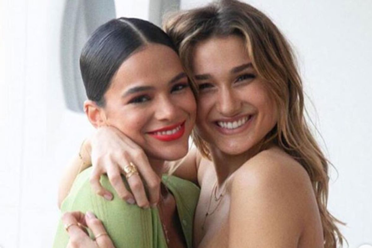 Bruna Marquezine e Sasha Meneghel tatuam juntas e selam amizade na pele