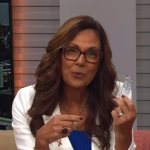 Cristina Ranzolin encerra cinco anos de tratamento ao vivo e família aparece no estúdio