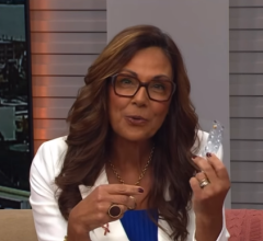 Cristina Ranzolin encerra cinco anos de tratamento ao vivo e família aparece no estúdio