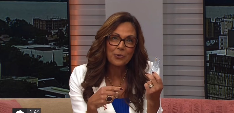 Cristina Ranzolin encerra cinco anos de tratamento ao vivo e família aparece no estúdio