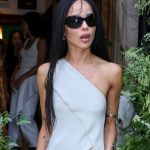 Zoë Kravitz exibe anel de noivado com Harry Styles e a internet já está medindo o quilate