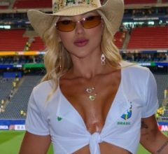 Virginia trocou salto por chinelo no NRG Stadium e o decote ficou