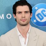 David Corenswet afasta fotógrafo de Milly Alcock na première de "Supergirl" e vídeo viraliza