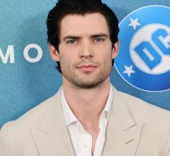 David Corenswet afasta fotógrafo de Milly Alcock na première de "Supergirl" e vídeo viraliza