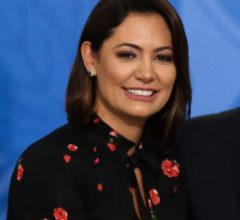 Michelle Bolsonaro tira o follow dos três filhos de Jair no Instagram