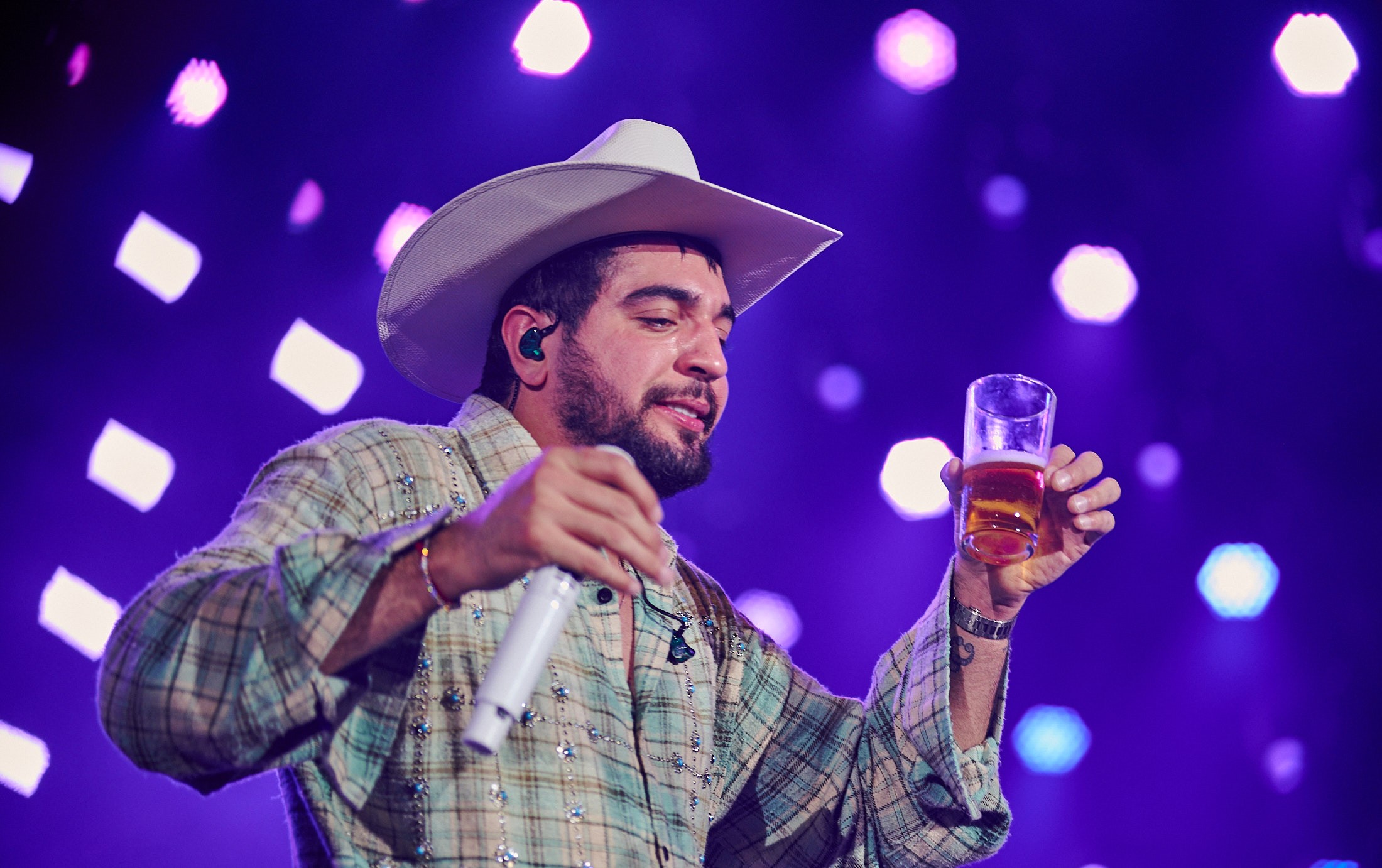 Nattan admite que bebeu demais e o show ressentiu no palco