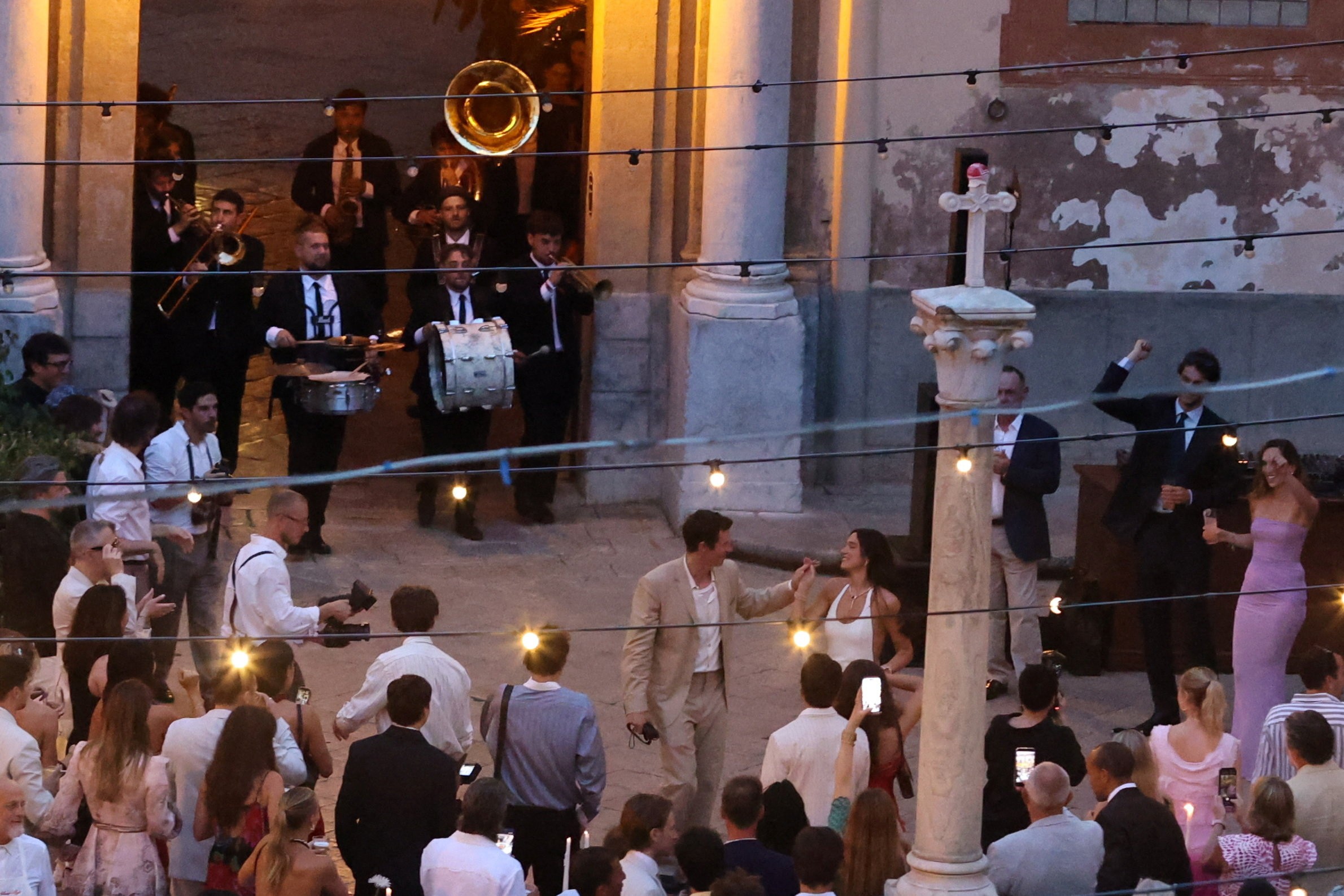 Dua Lipa casa com Callum Turner em Palermo e solta as fotos