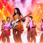 Lucy Alves lança álbum ao vivo na praia com Elba Ramalho e três hits de Amelinha