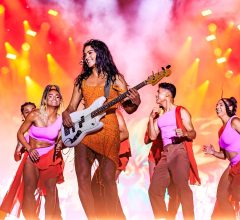 Lucy Alves lança álbum ao vivo na praia com Elba Ramalho e três hits de Amelinha