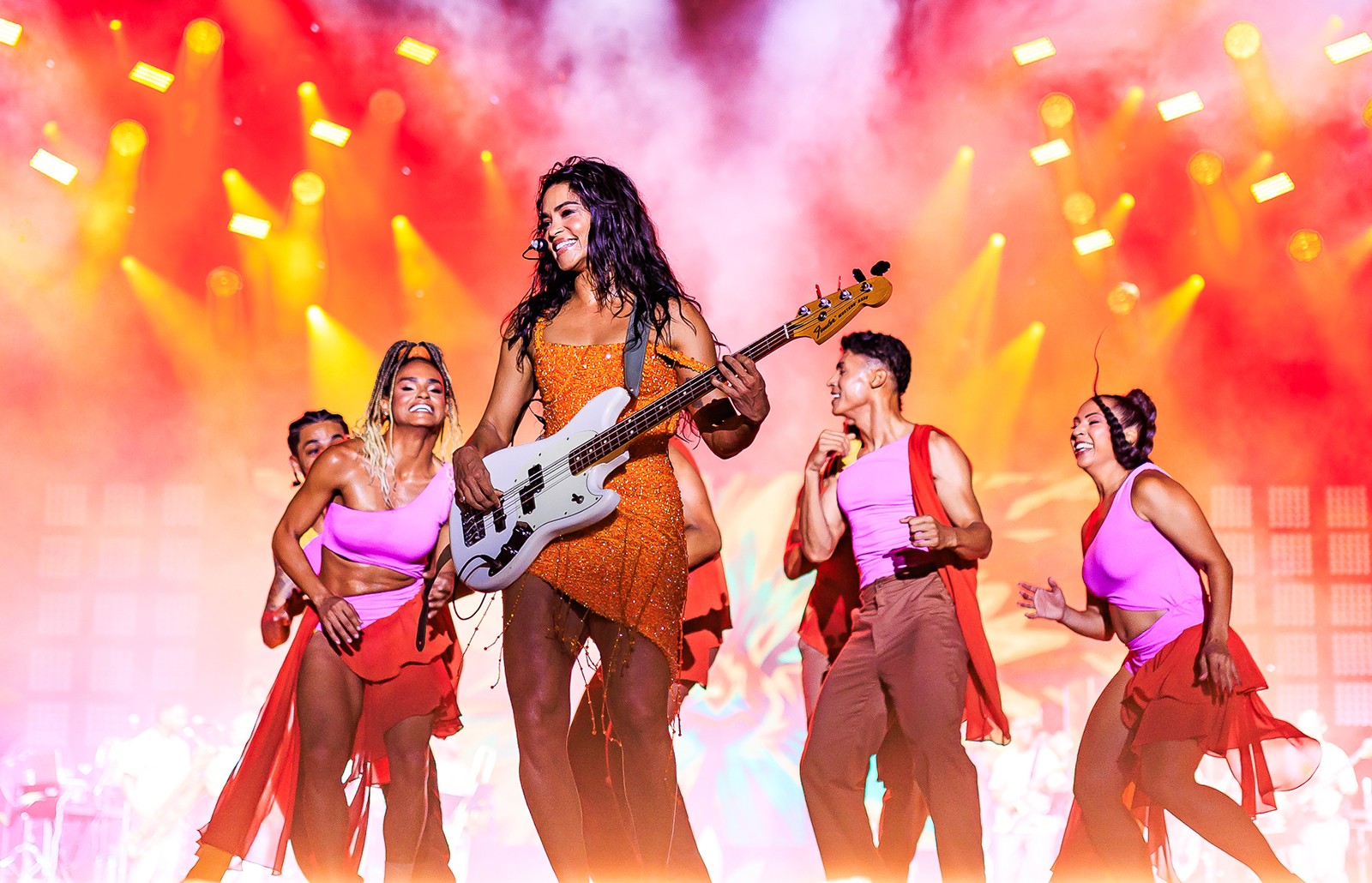 Lucy Alves lança álbum ao vivo na praia com Elba Ramalho e três hits de Amelinha