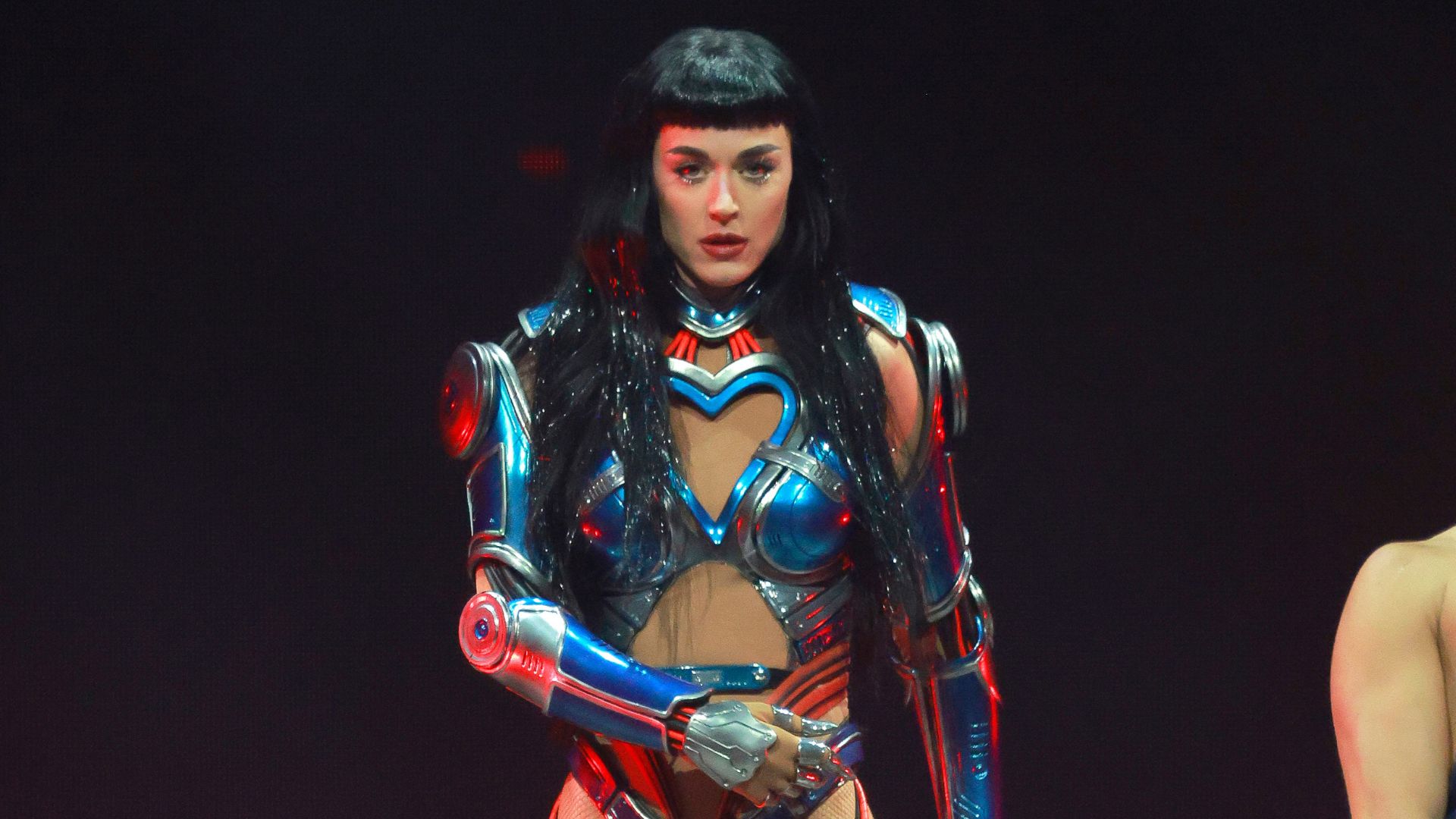 Katy Perry recusa ex no palco e faz declaração para Trudeau em show na Espanha